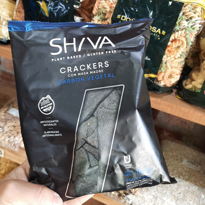 Crackers carbon vegetal